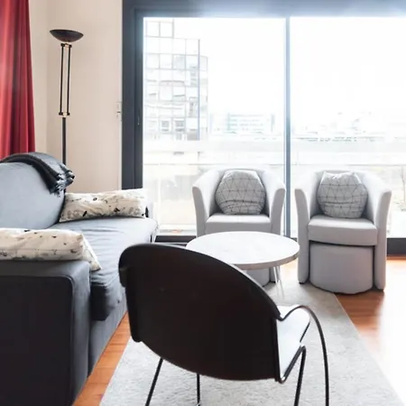 Beautiful Bright Quai De Seine Apartment